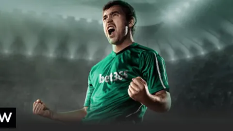 利物浦客场2-0领先曼城，客队球迷欢呼雀跃